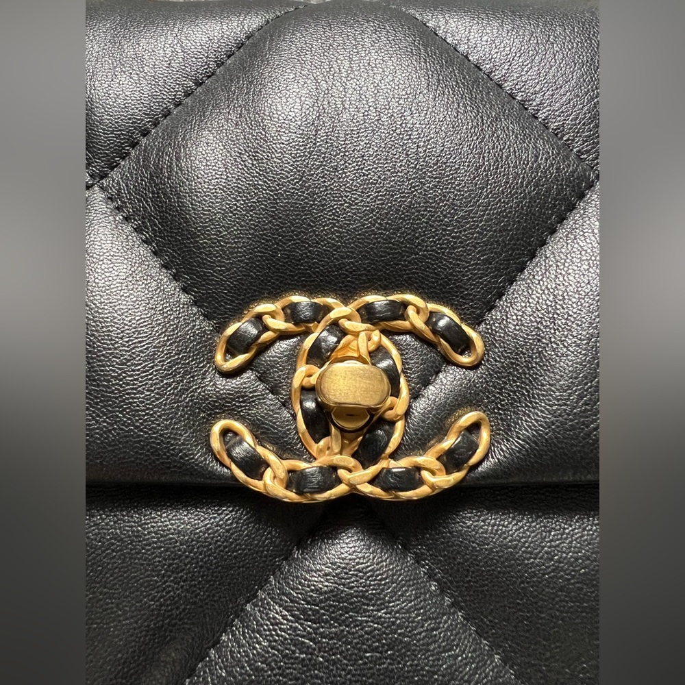 Chanel 19 medium size - Picture 3 of 9